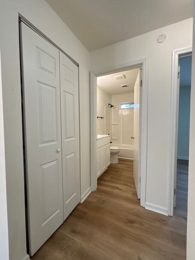 Building Photo - Newly renovated!