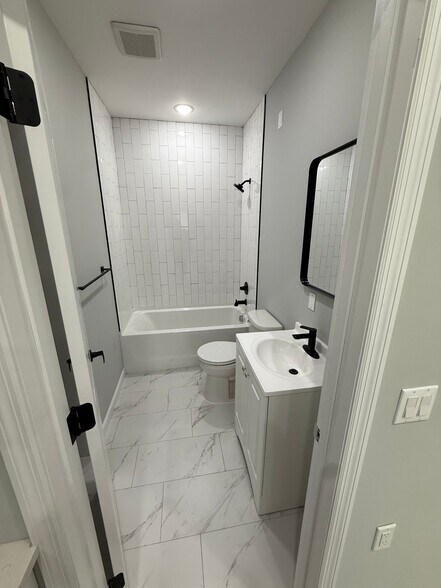 Building Photo - 456 Ellison St