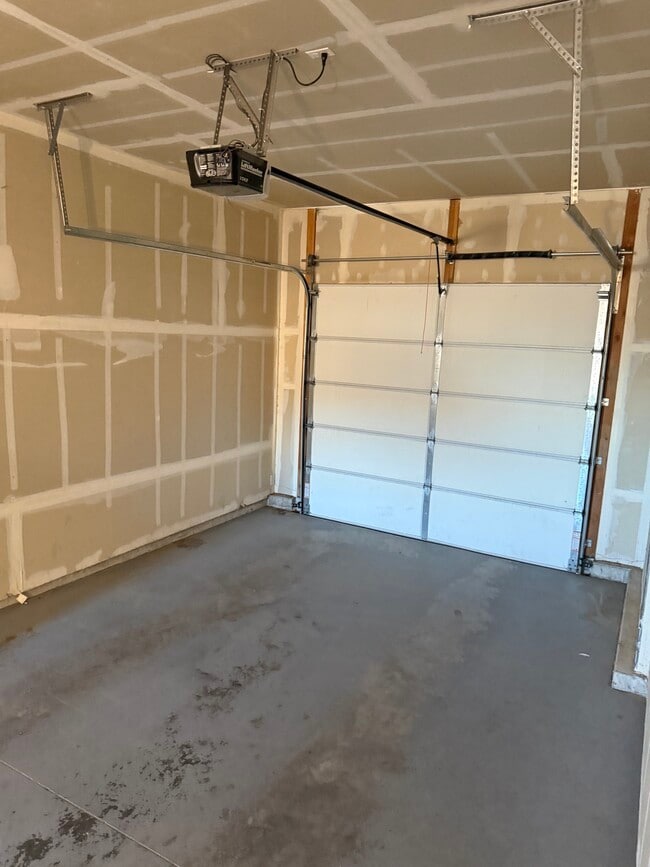 Building Photo - 5261 Schreiner Dr