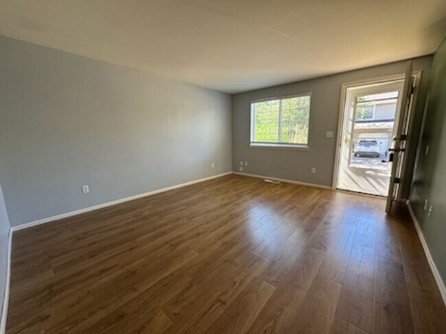 Building Photo - Spacious 3-Bedroom, 2.5-Bath Townhouse Nea...