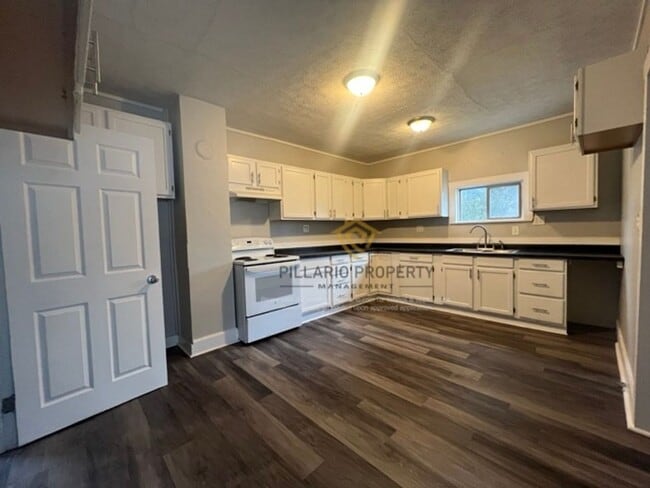Building Photo - Close to Downtown Indy, Crown Hill, 4 Bedroom, 2 Bathroom House Available NOW!