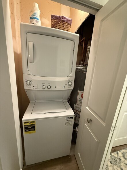 Washer-Dryer - 1845 N Marshfield Ave