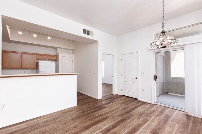Building Photo - 1st floor two bedroom in upscale NW commun...