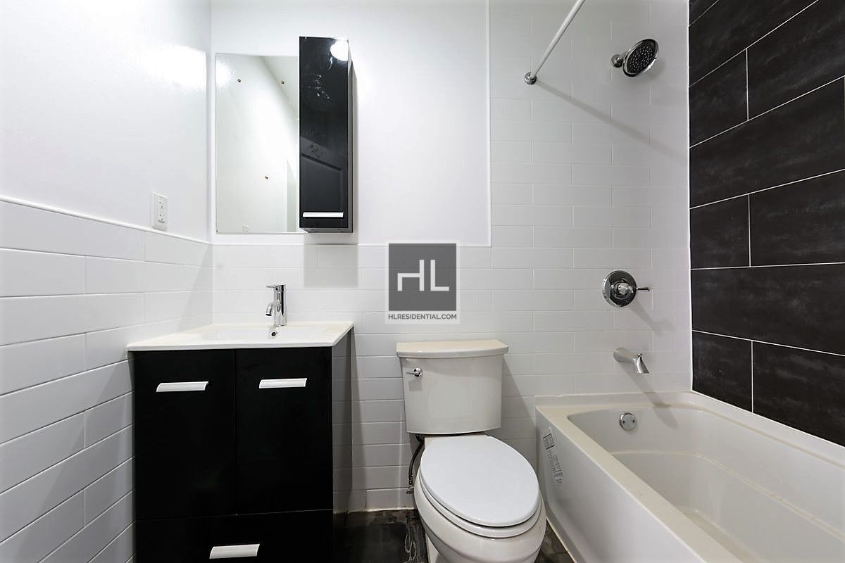 Building Photo - NEWLY RENOVATED COZY 3 BEDROOMS/ 2 BATHROO...
