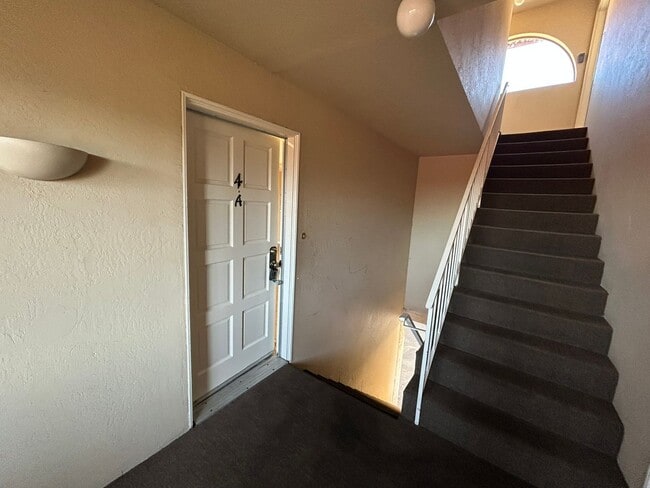 Building Photo - Spacious condo at Ascot Park Villas!!!