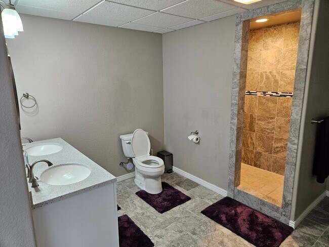 Building Photo - Castle Pines Fabulous 5 Bedroom Oasis Avai...