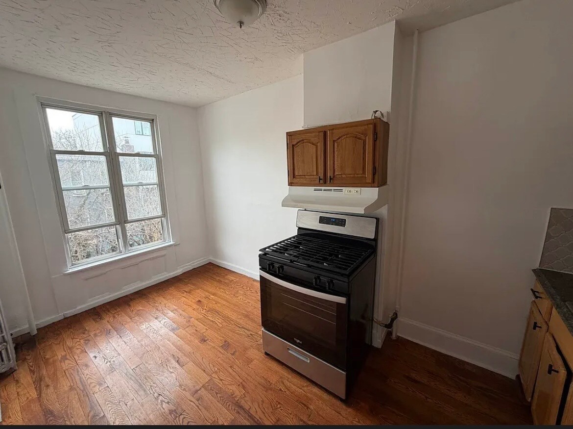 Building Photo - 981 Hancock St