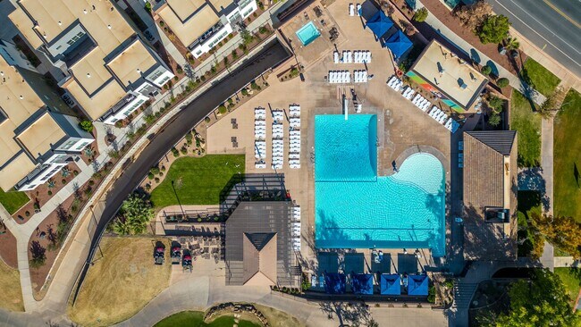 Building Photo - LUXURY GOLF COURSE CONDO - FULLY FURNISHED
