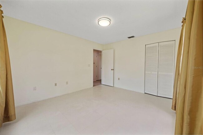 Building Photo - 8006 Oak Dr