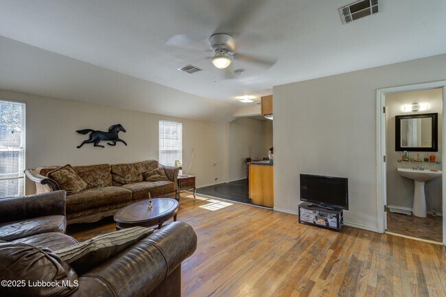 Building Photo - Charming & Unique 4 Bedroom