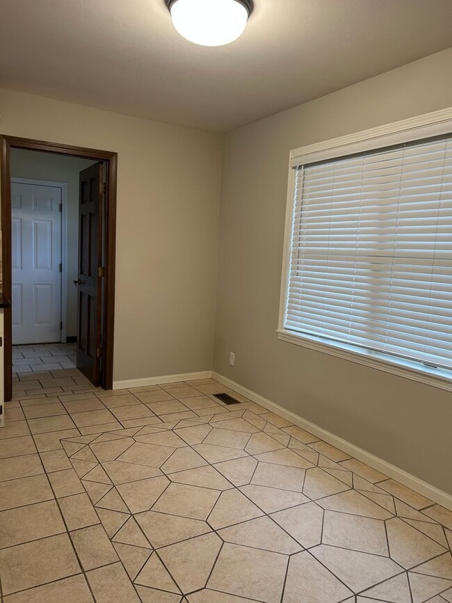 Building Photo - Beautiful Lake Home