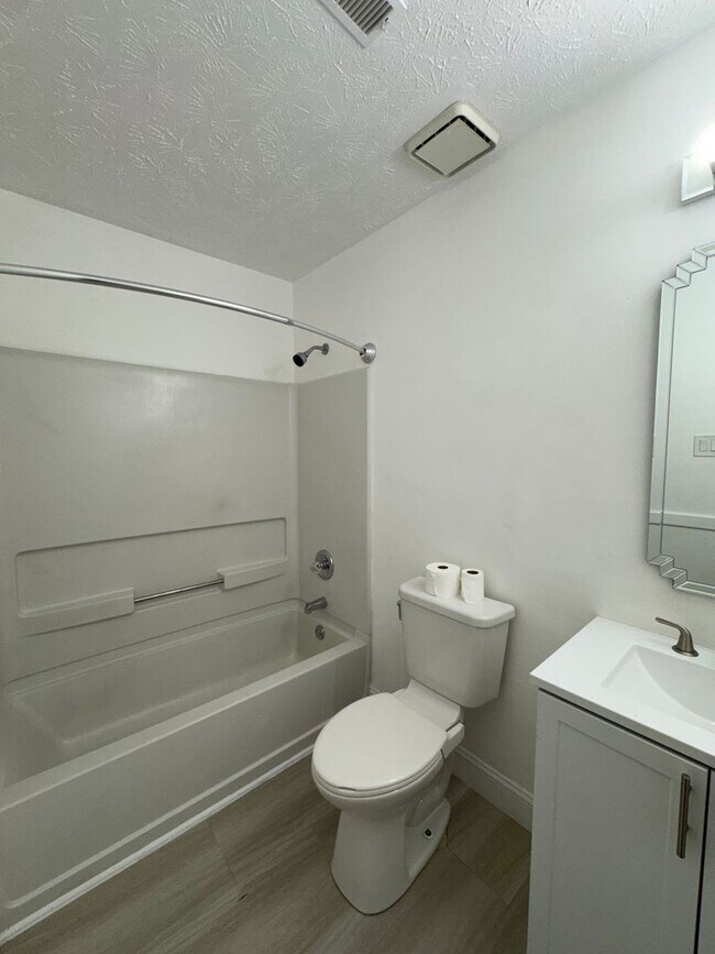 Building Photo - Charming 3 Bed 2 Bath Home with Fenced Yard