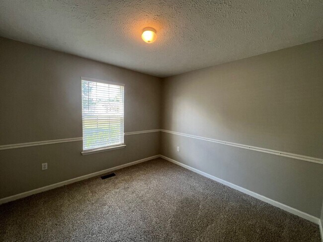 Building Photo - 3 br, 2 bath House - 742 Eaglesham Dr.