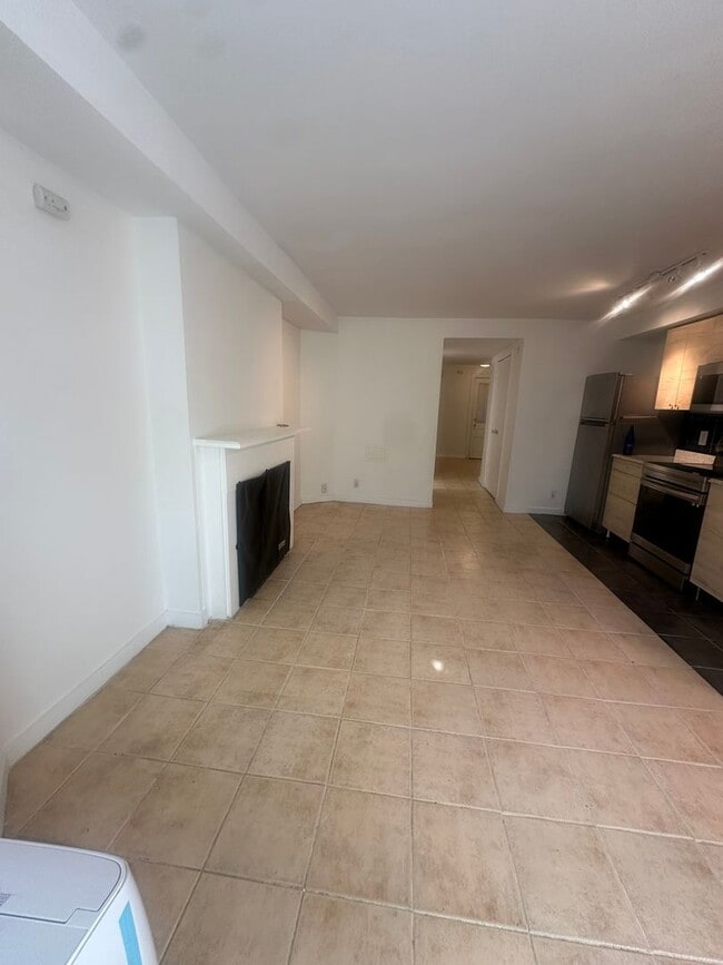 Building Photo - Modern Basement Unti 1 Bedroom/1 Bath, Recently renovated, new stainless steel appliances, floori...
