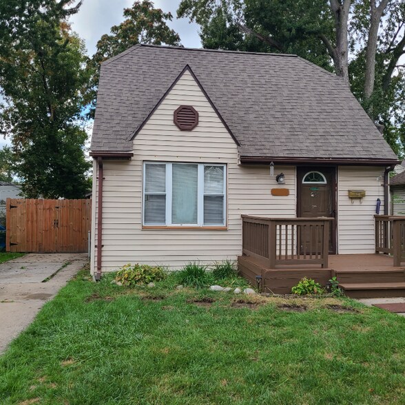 Primary Photo - 23345 Hazelwood Ave