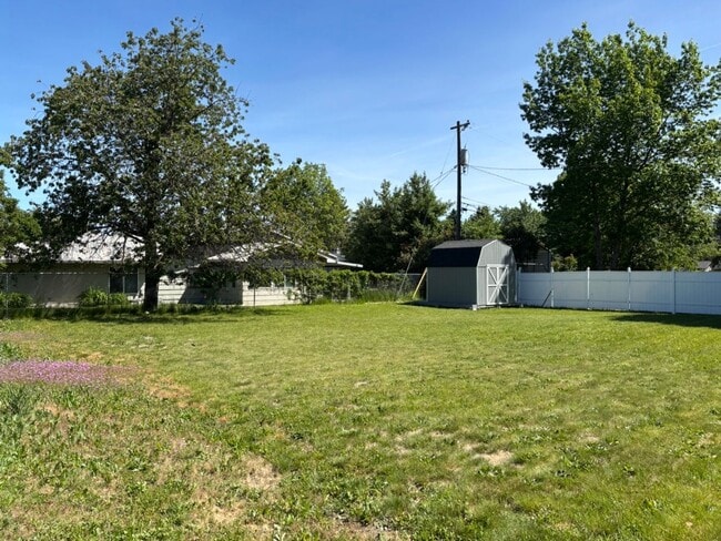 Building Photo - Charming 3-Bed Home in Hayden Lake — Spacious Lot & Attached Garage!