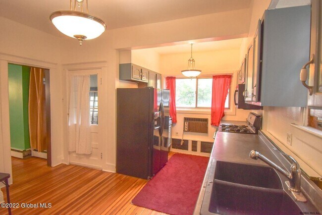 Building Photo - 558 Myrtle Ave