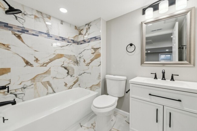 Building Photo - Charming 3 Bed 2.5 Bath Interior Townhome ...