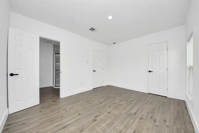 Building Photo - 1203 W 6th St