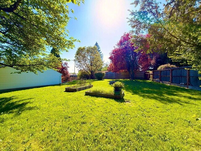 Building Photo - This spacious four-bedroom, two-bathroom