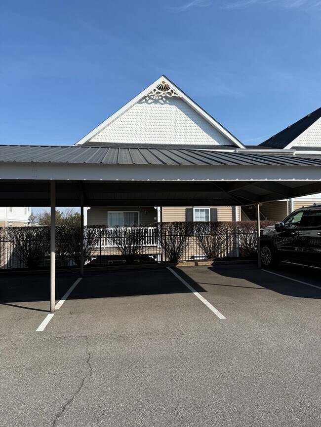 Building Photo - Two Bedroom Two Bath Condo with NO STAIRS!!