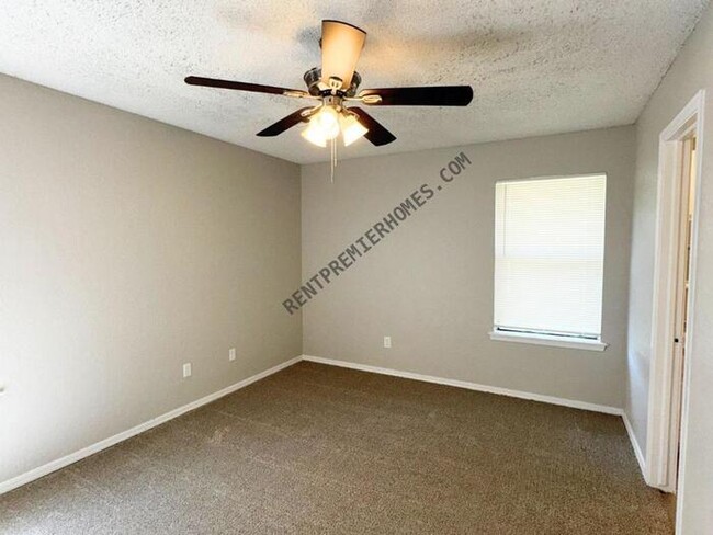 Building Photo - 8741 Hillridge Dr