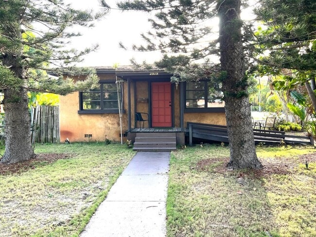 Building Photo - 2919 Poinsettia Ave