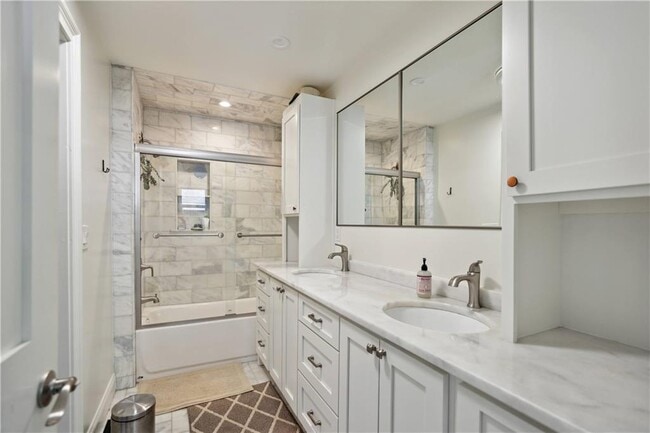 Building Photo - 783 Livingstone Pl