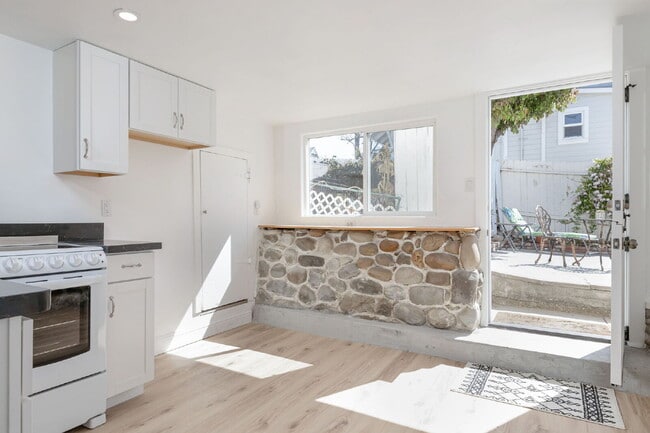 Building Photo - "Delightful 1-Bedroom Apartment in Historic Home!"