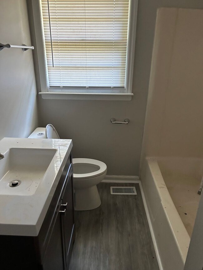 Building Photo - 3 bedroom, one bath house for rent