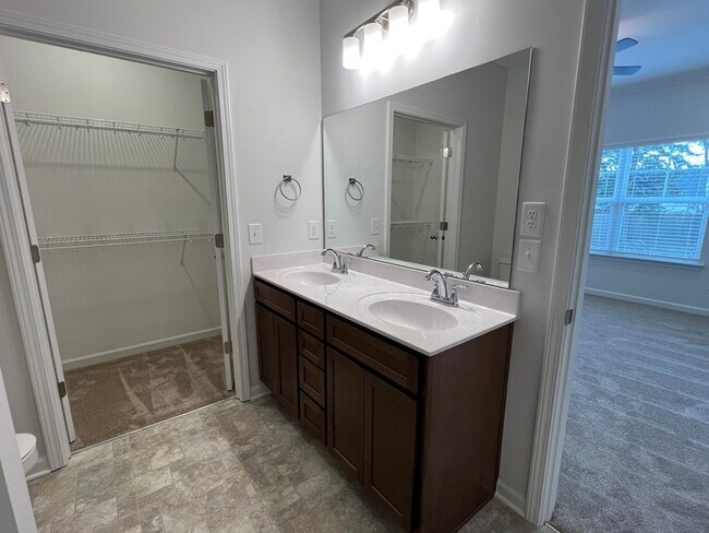 Building Photo - 967 Horse Mountain Rd