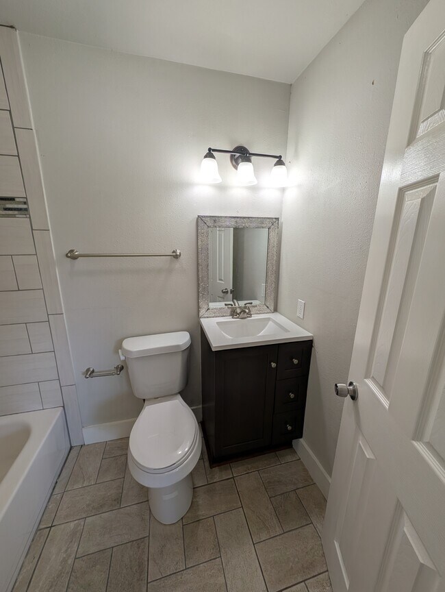Building Photo - 515 E Elm St