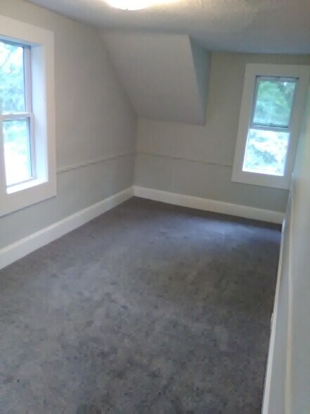 Building Photo - 913 10th Ave S
