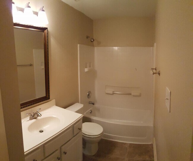 Building Photo - Hailey's Manor