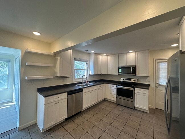 Building Photo - 4 Bedroom 2 Bath House