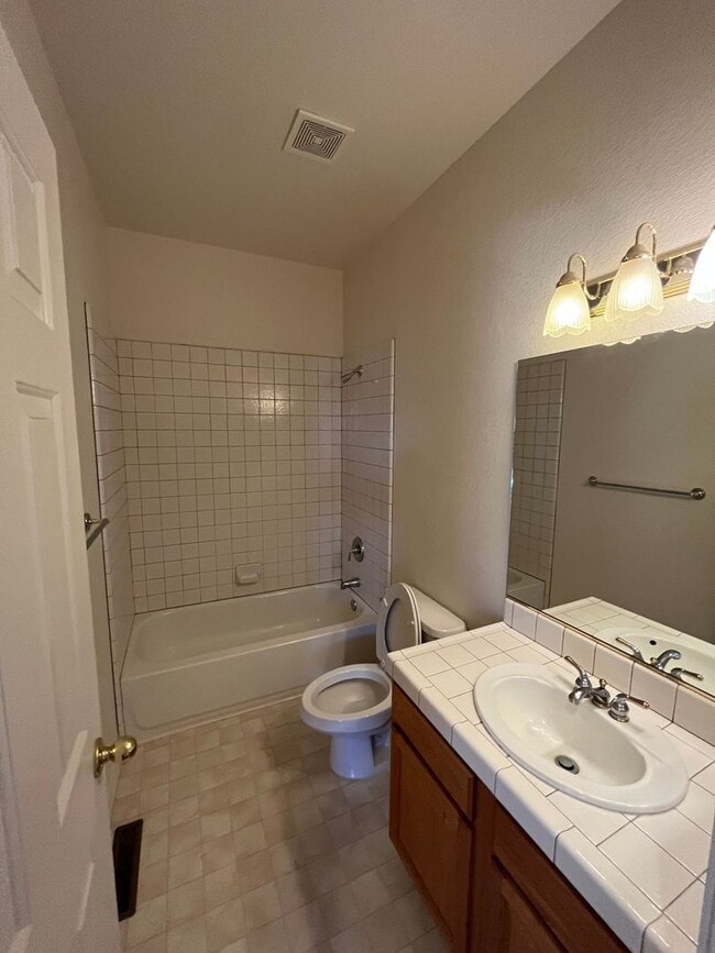 Building Photo - Beautiful sunridge house with breathtaking...