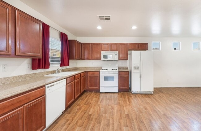 Building Photo - Cozy 3-Bedroom with Spacious Backyard!