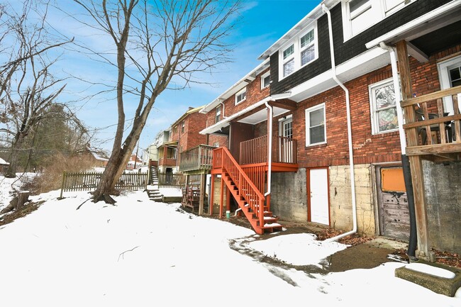 Building Photo - 2 Bed/1Bath Single Family Row House - Sect...