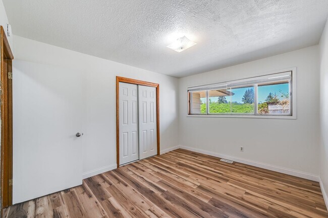 Building Photo - 16631 SE Foster Rd