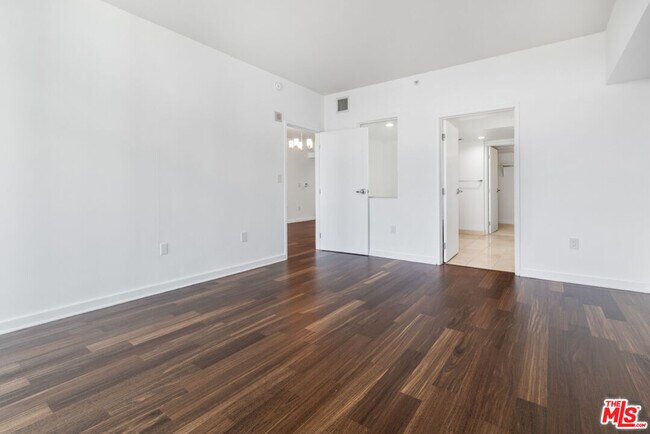 Building Photo - 13700 Marina Pointe Dr