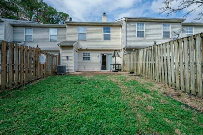 Building Photo - 45275 Elkton Ln