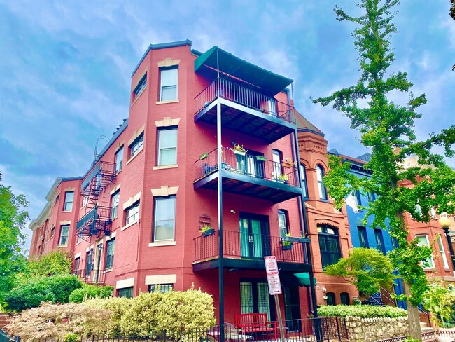 Building Photo - Logan/Dupont 1BR 1BA unit with hardwood fl...