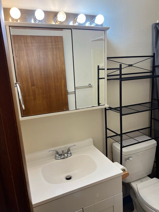 Building Photo - 103 W Clark St