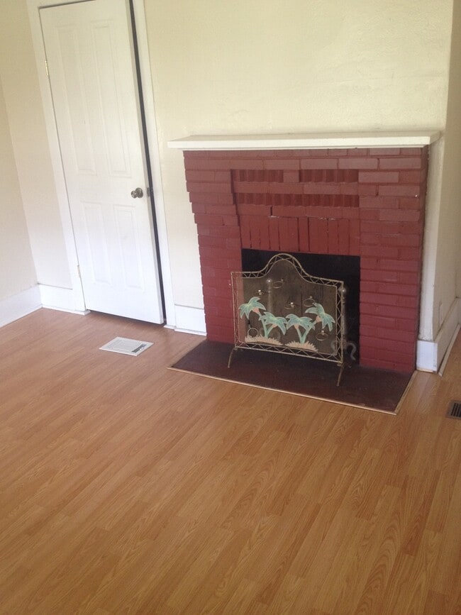 Building Photo - Beautiful Historic Dade City 4BR/3BA Home NO APPLICAATION FEE!!