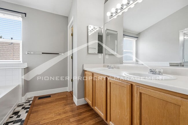 Building Photo - 333 Sanders Cir