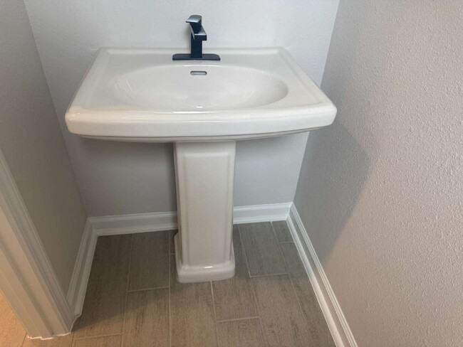 Building Photo - Modern 2-Bedroom Townhome with Garage Parking in the Heart of Jacksonville - Stylish Townhome – 1...