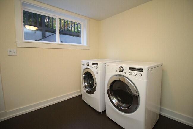 Building Photo - Beautifully Updated 5 Bedroom/3.5 Bath Irvington Craftsman Bungalow!