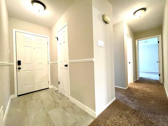 Building Photo - 703 Twin Oak Trail