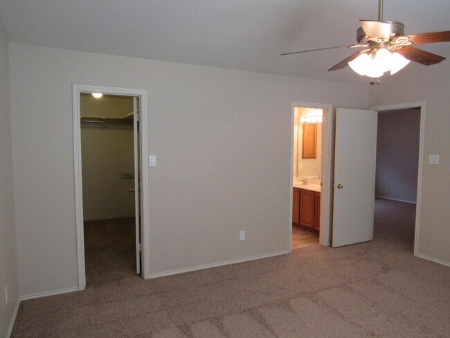 Building Photo - 3 - BEDROOM IN KNOLLCREEK
