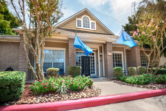 Primary Photo - University Forest - Student Housing